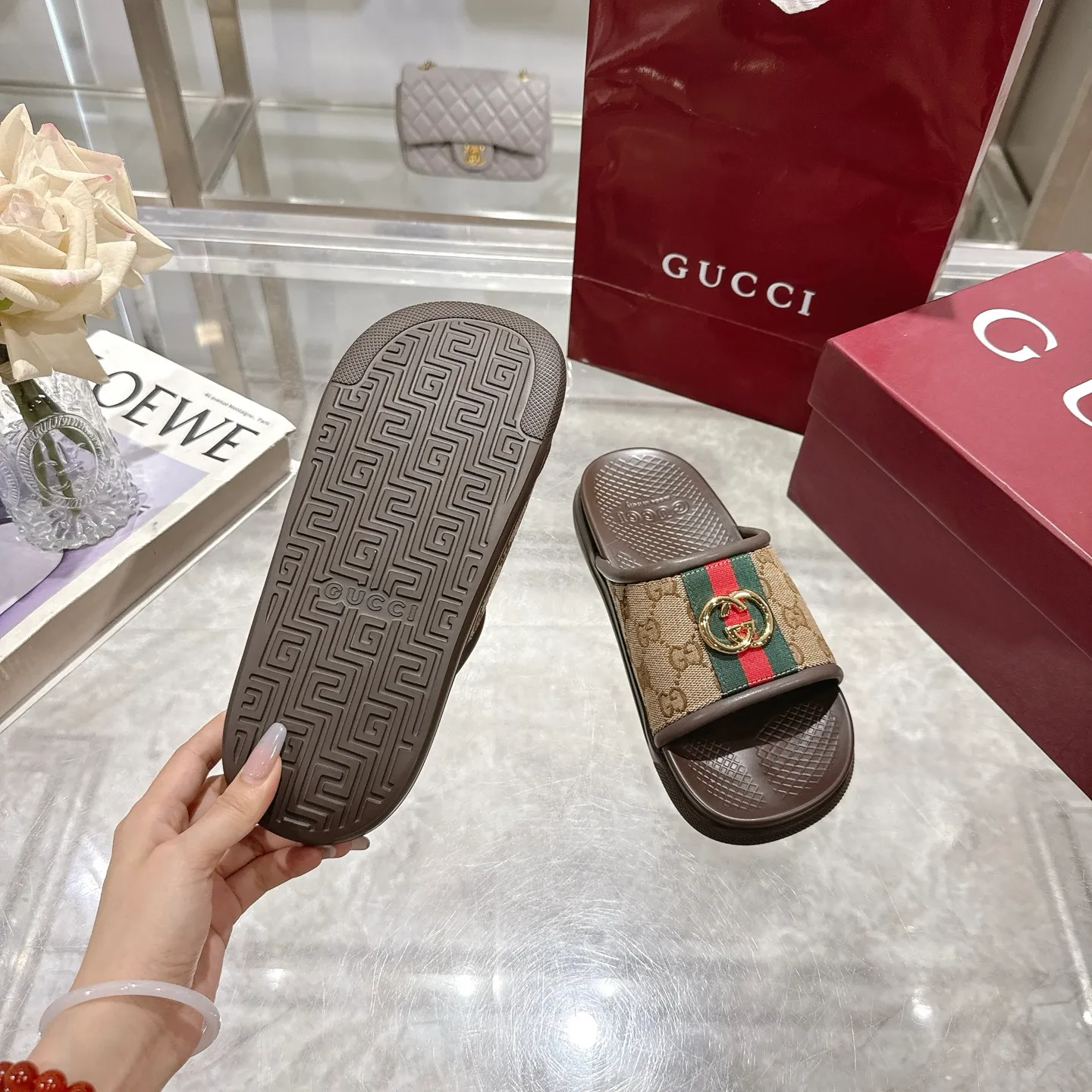 Men's Men's Shoes 💰440🌸🌸New Summer Men's Slip-On Slides This item is inspired by the summer spirit and beach clubs of the Italian coast and is part of Gucci Lido. The Pre-Fall collection reinterprets the brand's signature elements and sophisticated patterns in a contemporary way. Made from black rubber, these flat sandals feature a slip-on design that reinterprets the brand's distinctive green and red web design.  GG Classic Upper Men's Molded Rubber Footbed GG Gold Hardware Logo Flat Made in Italy Size: Men's 40 to 47,